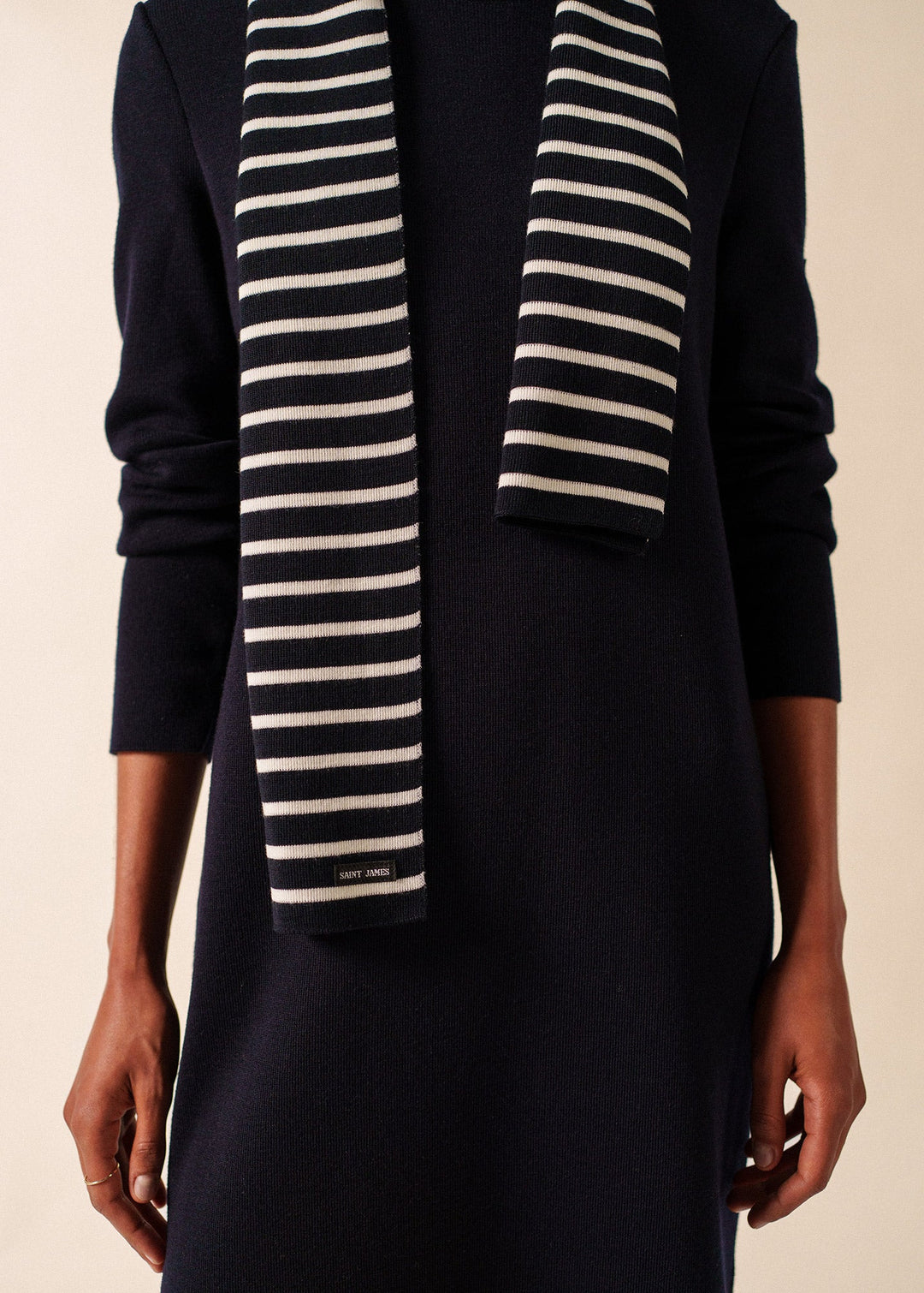 DUGUAY - Striped Scarf in Comfortable Wool Blend (NAVY / IVORY)