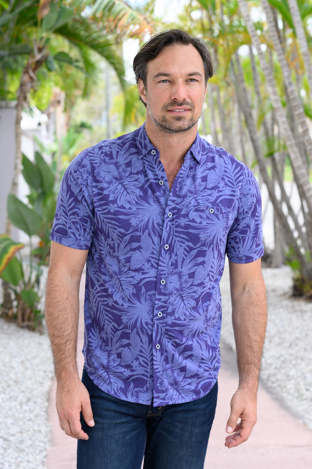 The unmistakable look and feel of polynosic microfiber in a tonal floral jacquard. Full button front short sleeved design with a self fabric collar and matched buttons. Add in an open cuffed sleeve and classic chest pocket. Classic shaped fit.