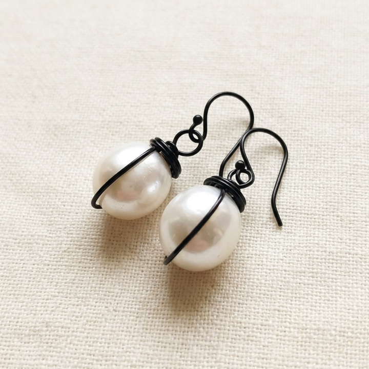 Mother Of Pearl Pearl With Black Wrap Earring